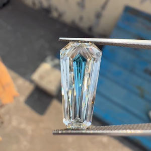 Diamante Cultivado en Laboratorio con Corte Antiguo Tipo Daga |   Diamante con Corte Baguette Cónico |   Anillo de compromiso con diamante suelto de efecto centro azul pulido - Product Image 1