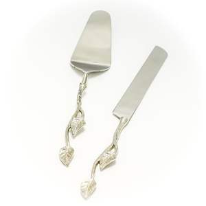 Ensemble de Couteaux à Gâteau de Mariage Royal avec Plateau en Marbre, Lames en Acier Inoxydable Poli Miroir - Présentoir Élégant Doré pour la Mariée et le Marié - Product Image 1