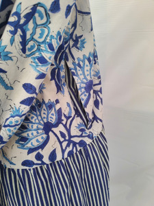 Robe longue maxi décontractée pour femme, en coton, style kaftan, imprimé floral bleu et blanc, col noué, idéale pour les vacances - Product Image 6