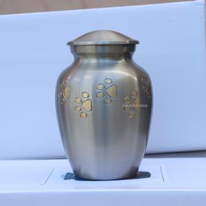 Urnas de Cremación Modernas de Alta Calidad para Mascotas, Urna de Cremación de Latón Grabada con Huella de Pata, Urnas Artesanales para Cenizas de Mascotas - Product Image 2