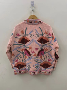 Chaqueta Bomber de Terciopelo Bordada a Mano, Unisex, 100% Algodón, con Patrón Floral Botánico Vibrante, Cierre de Cremallera - Product Image 4