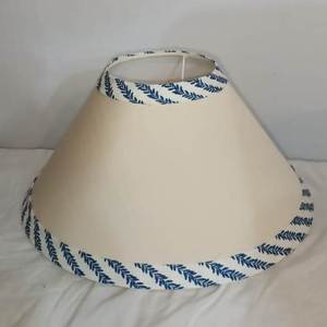 Nueva llegada: Pantalla de lámpara mini tipo cono, hecha a mano, con forma de campana, de tela de algodón Anna, con patrón de hojas azules y anillos de montaje E27. - Product Image 2