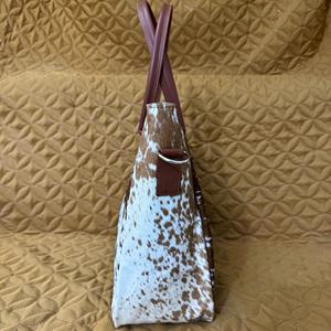 กระเป๋าโท้ทหนังแท้ลายปักเก๋ไก๋สำหรับผู้หญิง สะพายไหล่หรือถือได้ เหมาะสำหรับฤดูร้อนและฤดูใบไม้ร่วง ปิดด้วยซิป รุ่น LHTB-0024 - Product Image 5