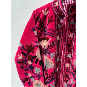 Veste en velours rose bonbon, veste brodée ouzbèke avec deux poches latérales, veste bohème chic unisexe, veste d'hiver Suzani - Product Image 3