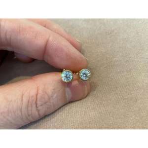 Boucles d'oreilles minimalistes en or 14 carats avec diamants de laboratoire ronds de 1,00 carat, cadeau d'anniversaire, bijoux de mariage et de remise de diplôme - Product Image 1