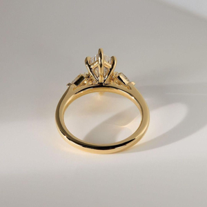 Anillo de compromiso de oro amarillo de 10K con solitario hexagonal blanco de 6 garras y piedra lateral de circonita cúbica con corte cometa - Product Image 3