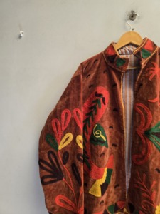 Veste Suzani en velours marron rouille pour femme, broderie artisanale d'oiseaux tropicaux, manteau ethnique bohème, vente en gros, vêtements d'extérieur de créateur, export - Product Image 4