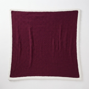 Couverture Sherpa prune avec bordure Sherpa blanche, rectangulaire, en coton biologique, tricotée, personnalisée, pour la maison et les voyages - Product Image 1