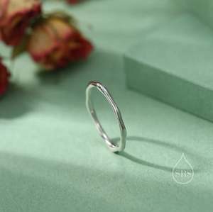 Anillo Delgado de Plata de Ley Martillado, Anillo Delicado de Forma Irregular, Anillo para Apilar, Anillo Ondulado - Product Image 2