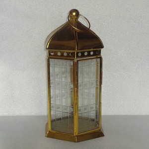 Farol de vela rectangular alto marroquí de metal con acabado bronce antiguo, con hoja grabada en relieve, techo con paneles de vidrio y asa de anillo superior - Product Image 6