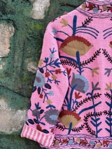 Veste artisanale rose Sujani pour femme en velours et coton tissé avec broderie florale indienne, collection automne/hiver, pour la vente au détail en boutique et l'exportation - Product Image 6