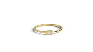 Bague de fiançailles minimaliste et délicate en or 18 carats avec diamant baguette serti clos, style solitaire East West, bijoux fins pour femme - Product Image 1