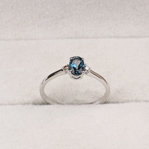 Vente en gros de bagues à trois pierres en argent sterling 925 massif avec accent en topaze bleue de Londres ovale naturelle et CZ, Memoria Jewels - Product Image 6