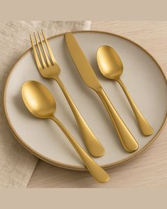 Ensemble de couverts élégants en métal, cuillère, fourchette, couteau, pour une présentation haut de gamme sur la table des restaurants et hôtels. - Product Image 5