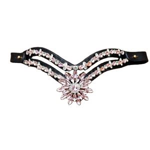 Diadema de cuero negro para caballo con centro de flor de cristal rosa, triple fila en forma de V - Product Image 1