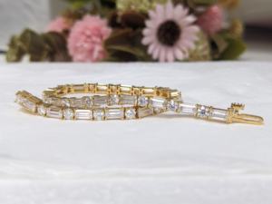 กำไลข้อมือเพชรทรงกลมและทรงบาแกตต์ 6.75 กะรัต เพชรเลี้ยงในห้องปฏิบัติการ ของขวัญแต่งงานสำหรับผู้หญิง กำไลทองคำแท้ 14k สีเหลือง - Product Image 5