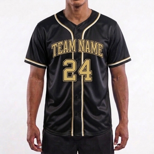 Camiseta de Béisbol Negra Personalizada de Alta Calidad para Hombre, con Botones al Frente, Manga Corta, Malla Transpirable, Detalles Dorados, Nombre del Equipo y Número - Product Image 1