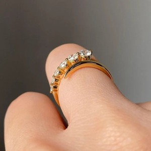 Anillo de compromiso de diamante de punta abierta, banda minimalista de oro de 14K, anillo apilable ajustable para ella, con engaste de burbuja compartido ajustable. - Product Image 3