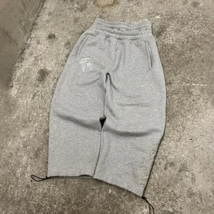 Pantalon de jogging unisexe gris en molleton brodé coupe ample streetwear gothique hip-hop décontracté - Product Image 1