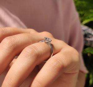 Anillo de compromiso solitario con diamante de corte princesa minimalista cultivado en laboratorio, en oro blanco de 14 quilates, joyería fina contemporánea para ella. - Product Image 4