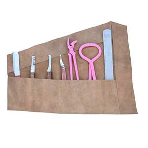 Kit de herramientas para herrador: Lima raspadora de pezuñas, Probador de pezuñas, Cuchillo para pezuñas con mango de madera, Lazo para abscesos, Cuchillo para separar las pezuñas, Cuchilla estrecha y Clíncher curvo - Product Image 1