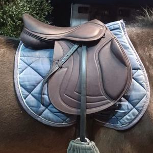 Silla de Montar Inglesa de Cuero Genuino de Último Diseño 2G, Cómoda y Resistente, con Armazón de Plástico, Personalizada para Equitación - Product Image 4