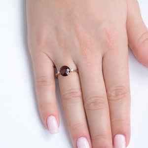 แหวนพลอยโกเมนสีแดงธรรมชาติทรงกลม เงินแท้ 925 ชุบทอง 14K รับรองโดย IGI สไตล์อาร์ตเดโค แหวนของขวัญประจำวันเกิด - Product Image 4