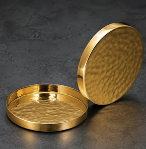 Juego de cuatro posavasos redondos de latón decorados con esmalte rojo vibrante y arte floral dorado, a precios de mayorista. - Product Image 3