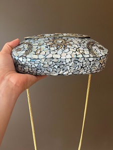 Bolso de hombro hecho a mano con mosaico dorado, con incrustaciones de metal y correa de cadena, ideal para fiestas y atuendos étnicos. - Product Image 5