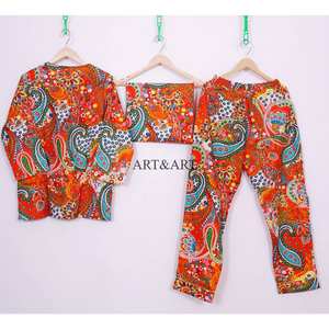 Ensemble pyjama élégant et discret pour femme, 100 % coton écologique, motif floral, confortable et doux, avec pantalon et chemise unis, et sac - Product Image 5