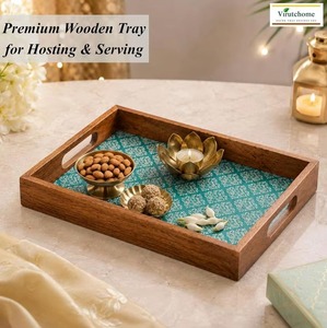 Plateau de service carré en bois poli, très demandé, élégant et classique, pour la maison, la salle à manger et la cuisine, disponible à la vente. - Product Image 2