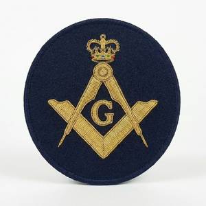 Parche Masónico de Hilo Dorado con Diseño de Corona, Triángulo y Estrella, Bordado a Mano Personalizado, Insignia Premium de Fieltro Verde - Product Image 3