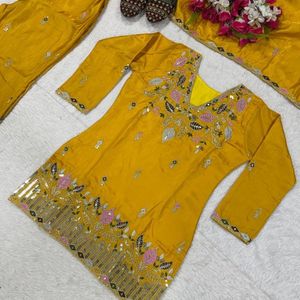 Découvrez l'élégance et le style avec cet ensemble de costume trois pièces en satin de soie brodé, conçu pour les femmes modernes. - Product Image 5
