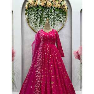 Vestido de Diseñador con Estampado Floral y Dupatta con Trabajo de Hilo y Lentejuelas para la Madre de la Novia - Product Image 2