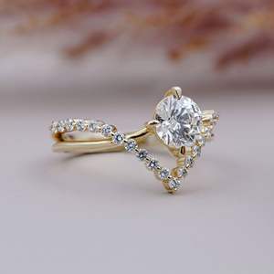 Anillo de Compromiso con Diamante de Corte Redondo en Oro – Joyería Moderna con Diamante en Forma de V Chevron - Product Image 2