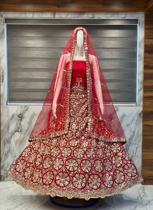 ชุดเลเฮนกาโชลีสีแดงเข้มสุดหรู พร้อมขอบลายหอยเชลล์ ตกแต่งด้วยงานปักลายดอกไม้ดิ้นทองอย่างประณีต ชุดแต่งงานอินเดียดีไซเนอร์ พร้อมผ้าคลุมหน้า - Product Image 3