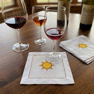 Serviette de cocktail carrée jaune soleil brodée sur mesure en gros, toutes tailles, durable, réutilisable, avec ourlet festonné, 100% lin, pour la maison et l'avion - Product Image 2