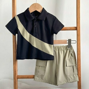 Conjunto de polo urbano con paneles y pantalones cortos tipo cargo para niño, en piqué de algodón de alta densidad (parte superior) y sarga de algodón resistente (parte inferior) - Product Image 1