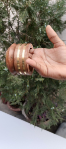 Juego de brazaletes de madera natural hechos a mano para mujer con diseño étnico tradicional y acabado pulido suave - Product Image 2
