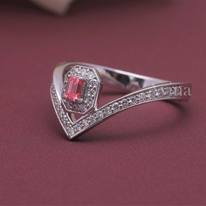 Bague en or 18 carats avec diamant rose fantaisie certifié IGI, de forme en V, sertie d'un halo de diamants taille émeraude - Product Image 2