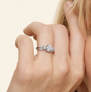 Bague à trois pierres inspirée de la nature, sertie de diamants de laboratoire, en or blanc 14 carats - Product Image 3