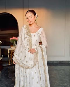 Vestido de seda chinon con bordado de diseñador y trabajo de lentejuelas de 5 mm, con pantalón de seda butter y dupatta de seda chinon, conjunto listo para usar. - Product Image 4