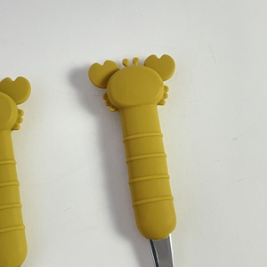 ชุดช้อนส้อมสแตนเลสสำหรับเด็กพร้อมด้ามจับซิลิโคน อุปกรณ์ให้อาหารสำหรับเด็กวัยหัดเดิน ใช้กับเครื่องล้างจานได้ ทำความสะอาดง่าย - Product Image 6