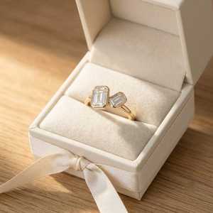 Anillo de Diamantes Cultivados en Laboratorio de Oro Sólido con Dos Piedras, Corte Esmeralda, Bisel Completo, Banda Minimalista, Joyería de Boda Toi Et Moi - Product Image 2
