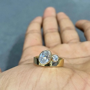 Anillo de compromiso de banda ancha ovalado y redondo para mujer - Anillo de boda con engaste de bisel, anillo solitario único de banda gruesa, oro de 14K - Product Image 2