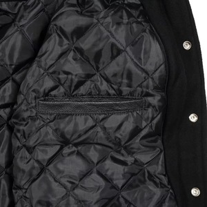 Blouson universitaire noir en laine avec manches en cuir grainé et doublure matelassée – Veste Letterman haut de gamme - Product Image 4