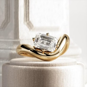 Nouvelle conception Bague de fiançailles pour femme en diamant de laboratoire taille émeraude, bande audacieuse, solitaire, tendance, certifiée IGI, or 18 carats, vente en gros - Product Image 1