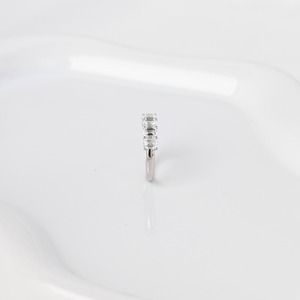 แหวนเพชรทรงเอเมอรัลด์คัทแบบครึ่งวง 1.7 กะรัต รูปตัวยู สำหรับงานแต่งงาน ดีไซน์เรียบหรู สามารถสวมซ้อนกับแหวนเพชรแบบอื่นได้ เครื่องประดับชั้นดี - Product Image 3