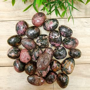 หินโรโดไนต์ธรรมชาติทรงกลม รูปทรงแกะสลัก สีชมพู คริสตัลบำบัด สำหรับเรกิ การทำสมาธิ พลังงานตกแต่ง ขายส่ง ราชสถาน - Product Image 6