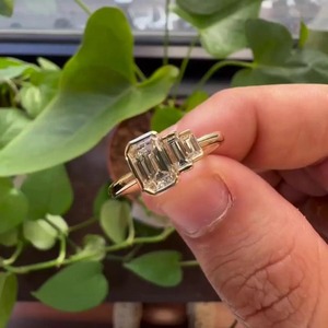 แหวนเพชรทรงมรกตแบบใหม่ ดีไซน์เรียบหรู น้ำหนัก 1.00 กะรัต ตัวเรือนทองคำขาว 14K  ฝังเพชรแบบครึ่งขอบ  ได้รับการรับรองจาก IGI ความใส VVS  ลดราคา - Product Image 2